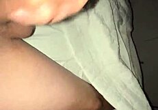 Дребна азиатска тийн се усмихва докато свършва на дебел пенис