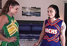 Sleduju sexy roztleskávačky, jak vášnivě olizují své kundičky