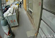 Naive Teenie schockiert von Gruppenfick auf versteckter Spycam