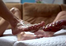 빛나는 다리의 두 귀여운 여자들이 거대한 러버 자지로 풋잡 플레이에서 유혹해