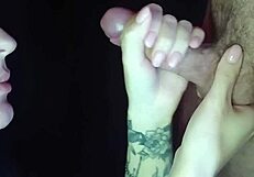 Блондинистая пара наслаждается крупным планом минета с татуировками и оргазмами