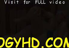 Jovencita caliente perforada duro por un hombre mayor en la cama