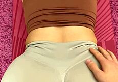 Pov slučajno jebe svoju krivudavu polusestru tokom pomoći u istezanju.