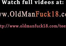 Юная рыжая 18+ стриптизит в ванной для онлайн-секса с минетом