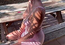 Olasz nagy cicis milf Artemisia Love mutogatja tökéletes forró testét szabadban Floridában füst fetis