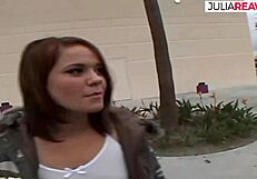 Perverzní hospodyňka zvládá první trojku se dvěma masivními černými čuráky ve divoké orgii