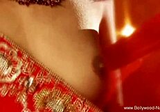 Brunett indisk tjej dansar naken till musik