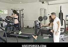 Молодые 18+ подружки используются как секс-куклы отчимом, их тугие тела принимают каждый толчок