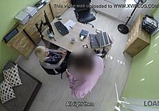 čo ženie tínedžerku 18+ 18+ rozťahovať nohy za peniaze v kancelárii?