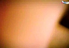 Ο παππούς χτυπάει την νεαρή Ντέσι κοπέλα σε σκληρή πλήρη ταινία δράση