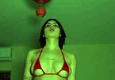 可愛い美しい女の子が新しいセクシービキニを試着、自家製ソフトコアソロ