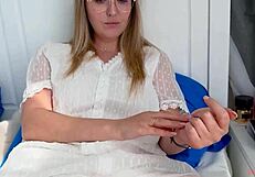 Anak Tiri Licik Berinteraksi dengan Ibu Tiri Sedih di Lingkungan Keluarga