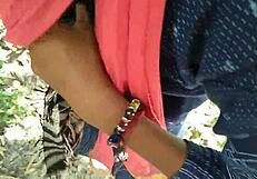 Desi dziewczyna wyruchana na dworze w ostrym doggy