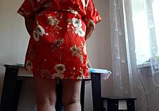 Mama dziewczyny głośno mnie rucha straponem w namiętnym lesbijskim seksie