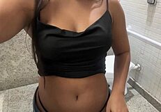 No Puedo Parar de Tocarme en el Baño del Centro hasta que mi Coño Gotea