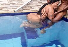 Magrinho dotado curvy BBW ko pool ke paas hard bang karta