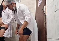 Sunt obsedată de asistentă fierbinte care se furișează în baia spitalului cu doctorul