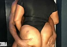 Gata com Bunda Gostosa Contrasta com Fisiculturista Musculoso em Sessão de Foda Intensa
