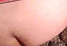 Intens amatör blowjob leder till doggy knull i busken