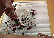 Ακόμα και κατά τη διάρκεια του αναλ τρίο και της διπλής διείσδυσης, η Audrey Hollander χρησιμοποιεί τεράστιο δονητή