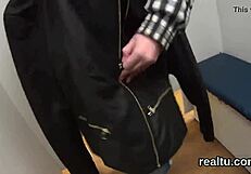 完璧なチェコ18+ティーンがショッピングモールで誘惑され、脱いでPOVアナルリーミング