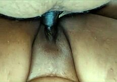 Coño grande depilado de Suni expuesto en primer plano intenso con culo y coño sin pelos