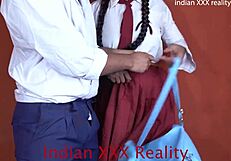 इंडियन कॉलेज गर्ल यूनिफॉर्म में फर्स्ट टाइम के लिए क्विकी फक और स्पैंकिंग लेती है