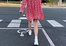 Verdammt, heiße Frau zeigt und begrapscht sich wild im öffentlichen Bus!