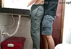 ¡Ugh, pillé a la criada en el baño, no quería ver eso!