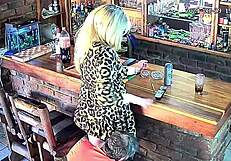 Έπιασα τη σκύλα γυναίκα μου να κρυφοκοιτάει με τον καλύτερό μου φίλο στο βίντεο CCTV