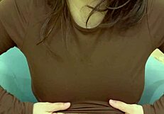 Cewek muda goda sugar daddy dengan pose seksi di leggings setelah olahraga