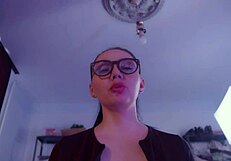 Menina Sapeca de Óculos Faz Pegging no Cara e Engole Gozo