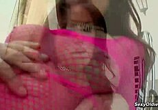 Jag älskar den här milfen i rosa nätstrumpor som kör stor kuk utomhus