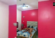 Pervertida v maske sa nechá vyserieť a nahrať bez kondómu v hotelovej izbe