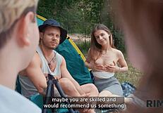 수줍은 러시아 젊은 여자 둘이 그룹 페티시에서 림잡 청소 공유