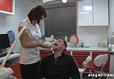 熟女アンナ・ポリーナが歯医者を激しく犯すのが好き