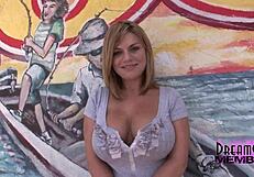 Cameryn sokakta iri memelerini açıp oyuncakla otuz bir çekiyor