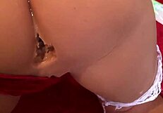 Fiica mea vitregă blondă e nebună să dea fundul, soţia mea nu ştie că am penetrat-o deja