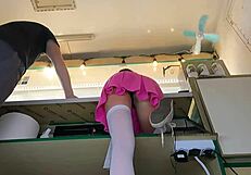 No resistí besar su culo desnudo en el trabajo al inclinarse sobre el mostrador