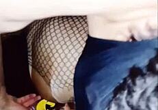 corno odpre požrešni rit svoji nezvesti ženi in ljubimcu požeru, ki jo lepo jebe poročeno kurbo, raztegnjeno v fisting