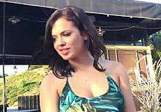 Η Λάιλα παίρνει γλείψιμο πούτσας, δακτύλισμα και γαμήσι στο κώλο μέχρι οργασμού