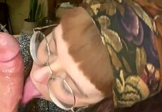 Ocena velikega kurca in terapija globokega grla z rdečelasko, ki draži, duši, mokro pička, par stoka, požira, pljuvanje jezika