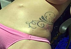 يا، دهن كريم شمسي على الثدي أثناء الاستلقاء العام بري