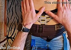 Не можах да платя наема, затова хазяинът ме чука с огромния си кур