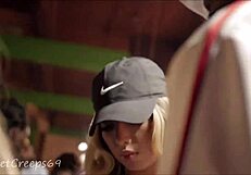 Spiare il culo a bolla durante il concerto porta a eccitazione voyeur nascosta