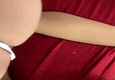 Hän menee nelinkontin tietokonemiehelle seksilelun kanssa