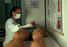 Paciente se empalma ante enfermera latina y ella resuelve su verga gorda