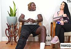 Ryan Smiles sylkee Louie Smallin 18+ kyrpään päälle ja imee sitä niin hyvin Pawgqueenille