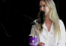 Dělá hodně análního sexu, vytryskla, má vibrátor který ji dělá squirting samotnou a její obsah s vozíčkářem - milena moreau sheer red