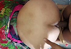 순진한 바비가 야생으로 변해 엉덩이 애널과 더티 토크로 구부러짐